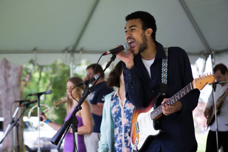 Baby Cakes performs on the Old Main lawn. Photo by Jonathan Williams / WWU