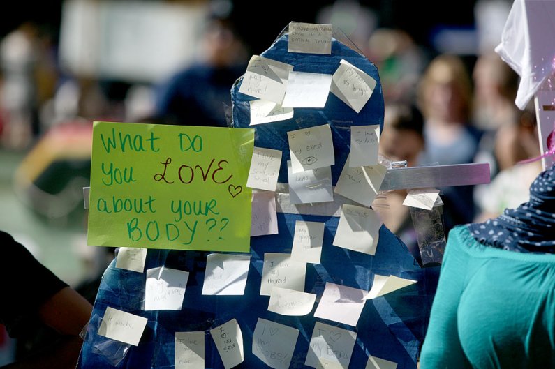 At the annual Associated Students info fair on Tuesday, Sept. 20, Prevention and Wellness Services asked students to share what they love about their bodies. Photo by Matthew Anderson | WWU