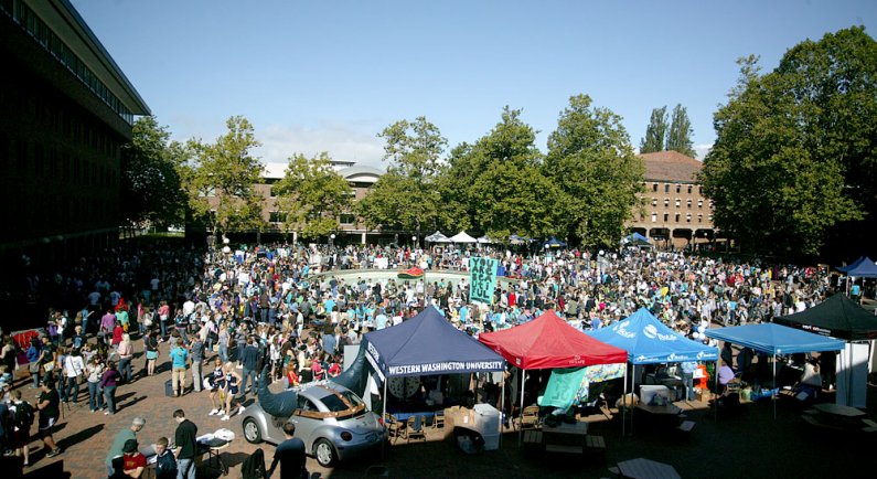 Red Square was packed Monday, Sept. 19, with students eager for the return of the school year. Photo by Matthew Anderson | WWU