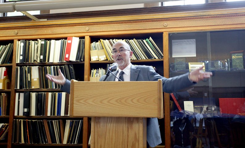 Don Alper, director of the Center for Canadian-American Studies at Western Washington University, welcomes students to a lunch seminar on foreign service in the Wilson Library Reading Room Thursday, May 26. Photo by Shea Taisey | University Communications