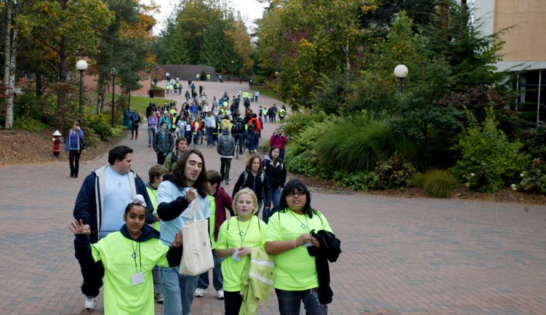 Fifth graders make their way across campus during the Compass 2 Campus tour day Oct. 26. Photo by Matthew Anderson | WWU