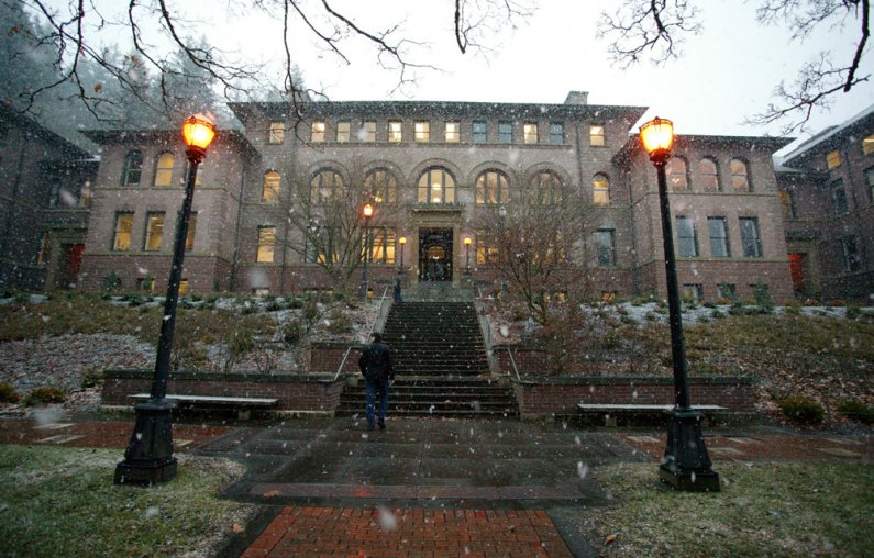 Snow falls on Old Main on the WWU campus Wednesday, Dec. 29. Photo by Matthew Anderson | WWU
