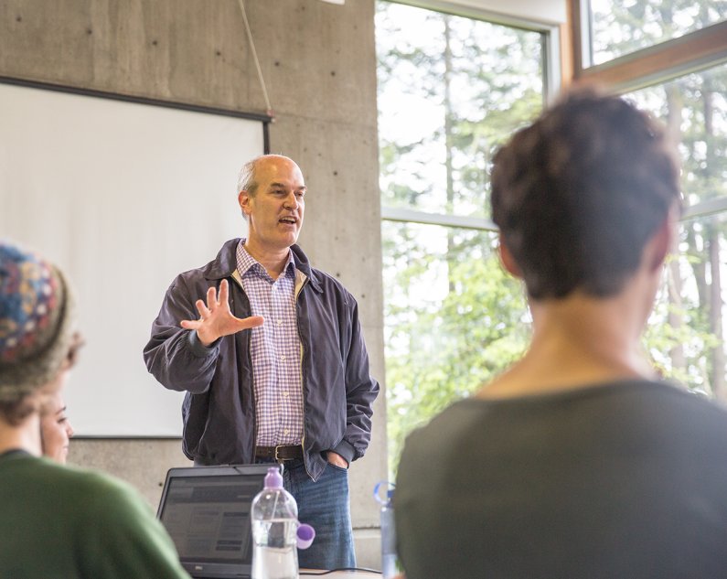 Rep. Rick Larsen speaks with Western students during a tour of the Shannon Point Marine Center Wednesday, May 4, in Anacortes. Photo by Matthew Anderson / WWU