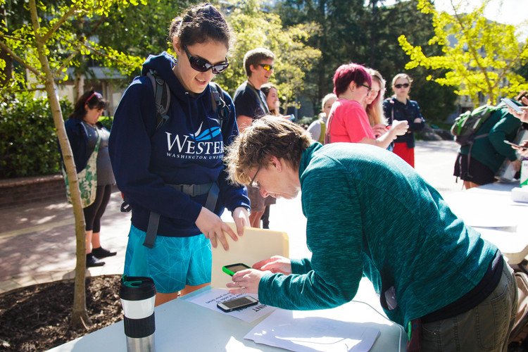 With the WWU Great Puzzle Hunt freshly underway, teams begin to spread out to find their first puzzle. Courtesy photo by Gabrielle Poncz.