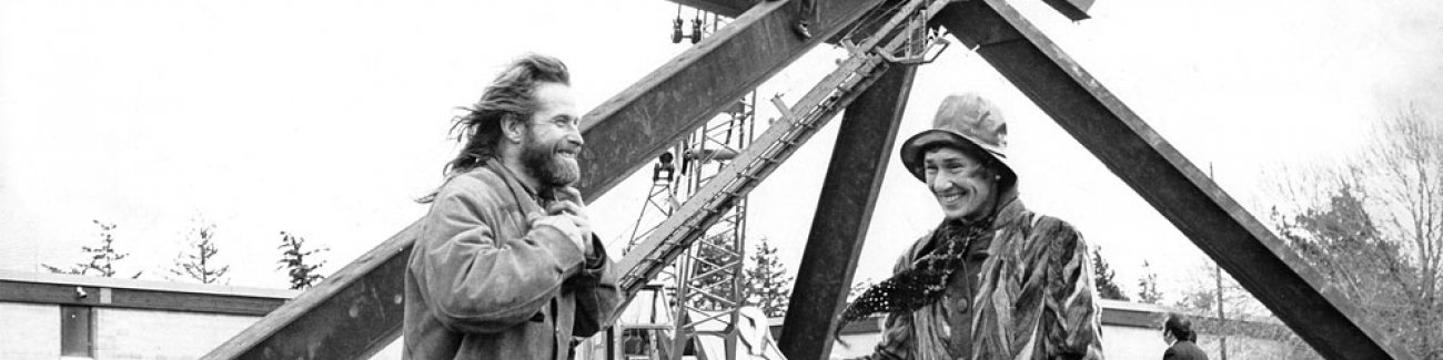 Virginia Wright (right) poses with Mark di Suvero as he assembles “For Handel” in 1974. Wright bought the soaring I-beam sculpture for Western after losing out on a different di Suvero work that would eventually resurface at Dartmouth College. | Photo by 