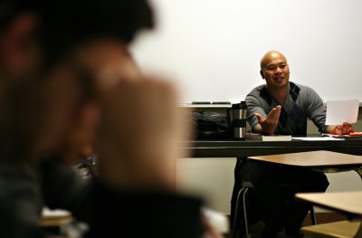 Oliver de la Paz teaches a creative writing class at WWU. Photo by Michael Leese | University Communications intern
