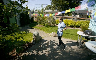 Western Washington University's Katy Frank explains the work she and her husband have done to improve the back yard of their Bellingham home. Photo by Matthew Anderson | WWU