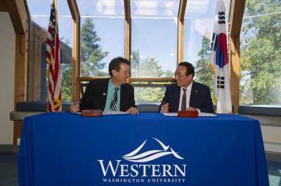 During a visit to Western Washington University Aug. 20, Kyungpook National University President In-Suk Hamm signed an Agreement for Student Exchange between the two institutions with Western President Bruce Shepard. Photo by Dan Levine | WWU