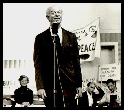 Pete Steffens, visible in the lower right corner, is shown covering for Time magazine a 1960 rally addressed by Nobel chemistry prizewinner and peace activist Dr. Linus Pauling. Photo courtesy of Robert Carl Cohen, with whom Steffens was friends for nearl